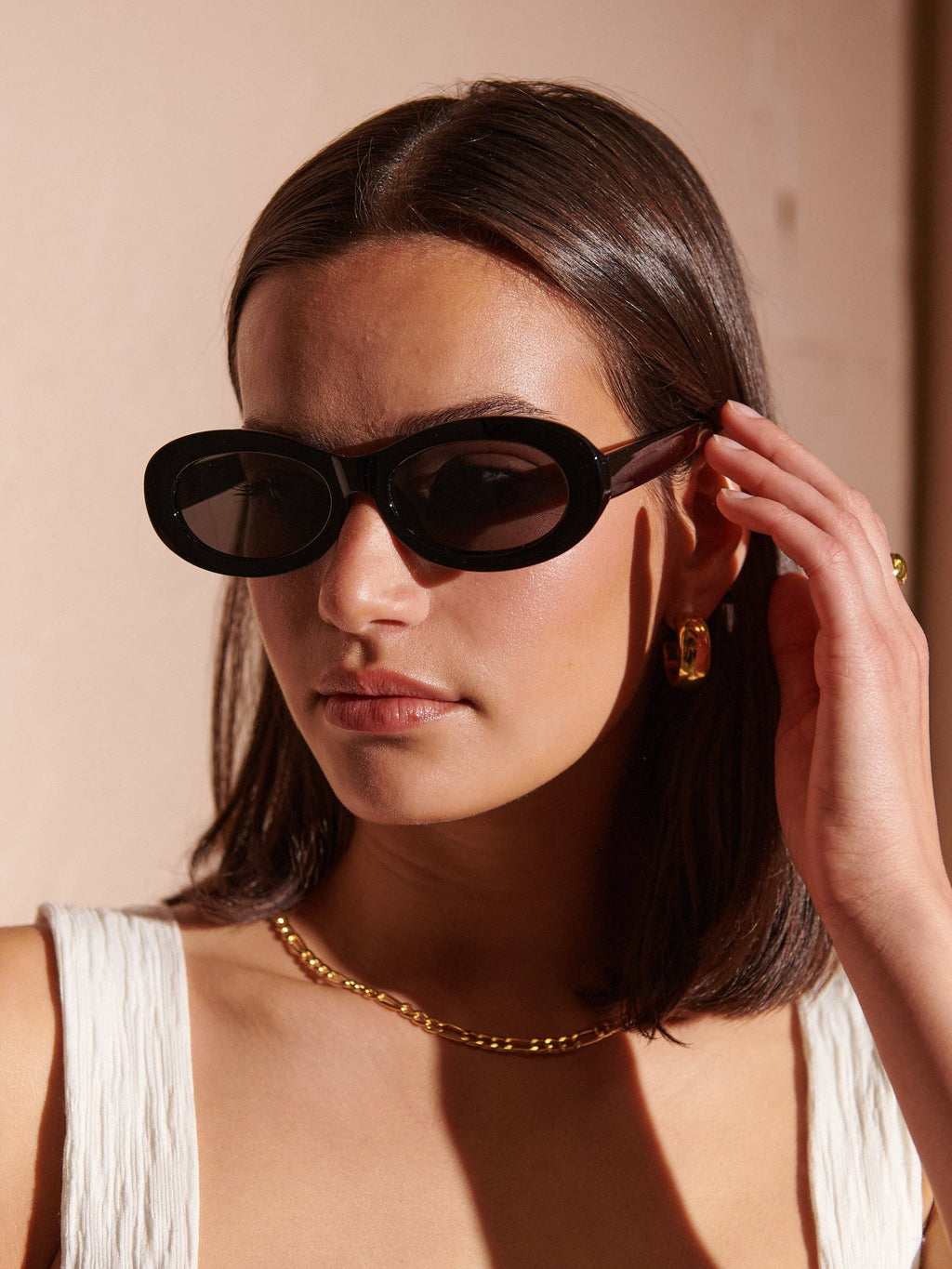 Ella Oval Circular Sunglasses: Black