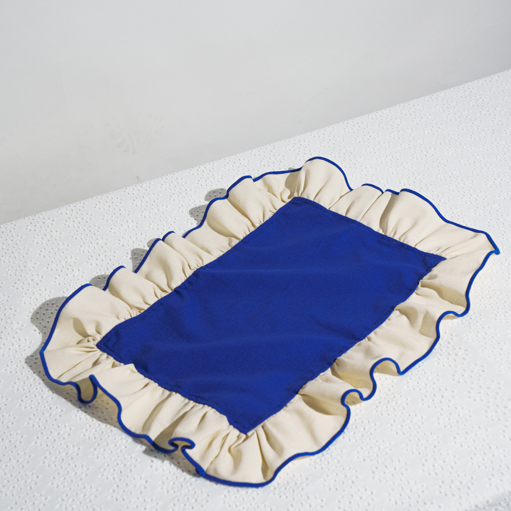 Ruffled placemat royal blue & cream - set of 2