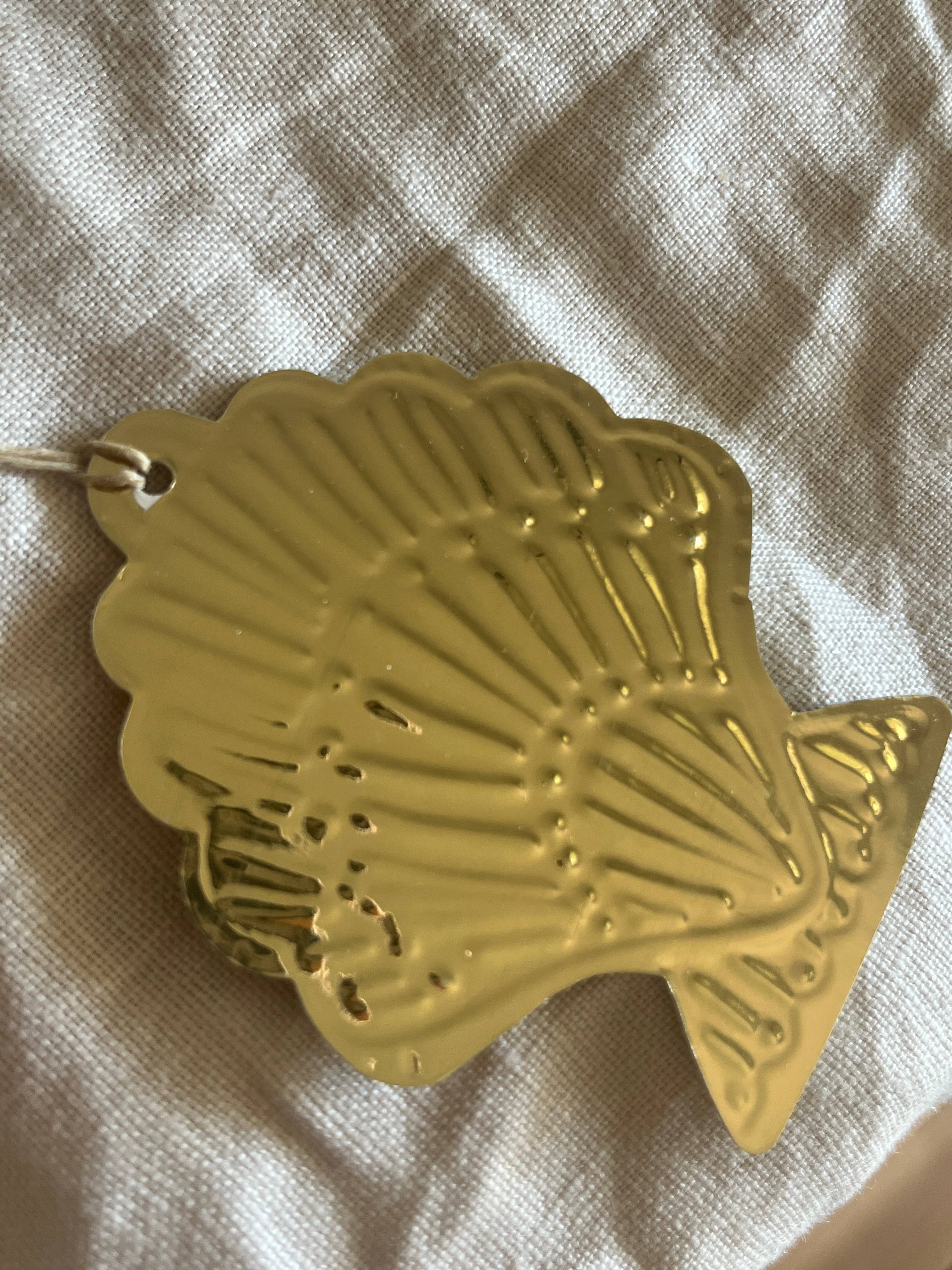 Shell - Faux-tin Ornament - Gold single tag