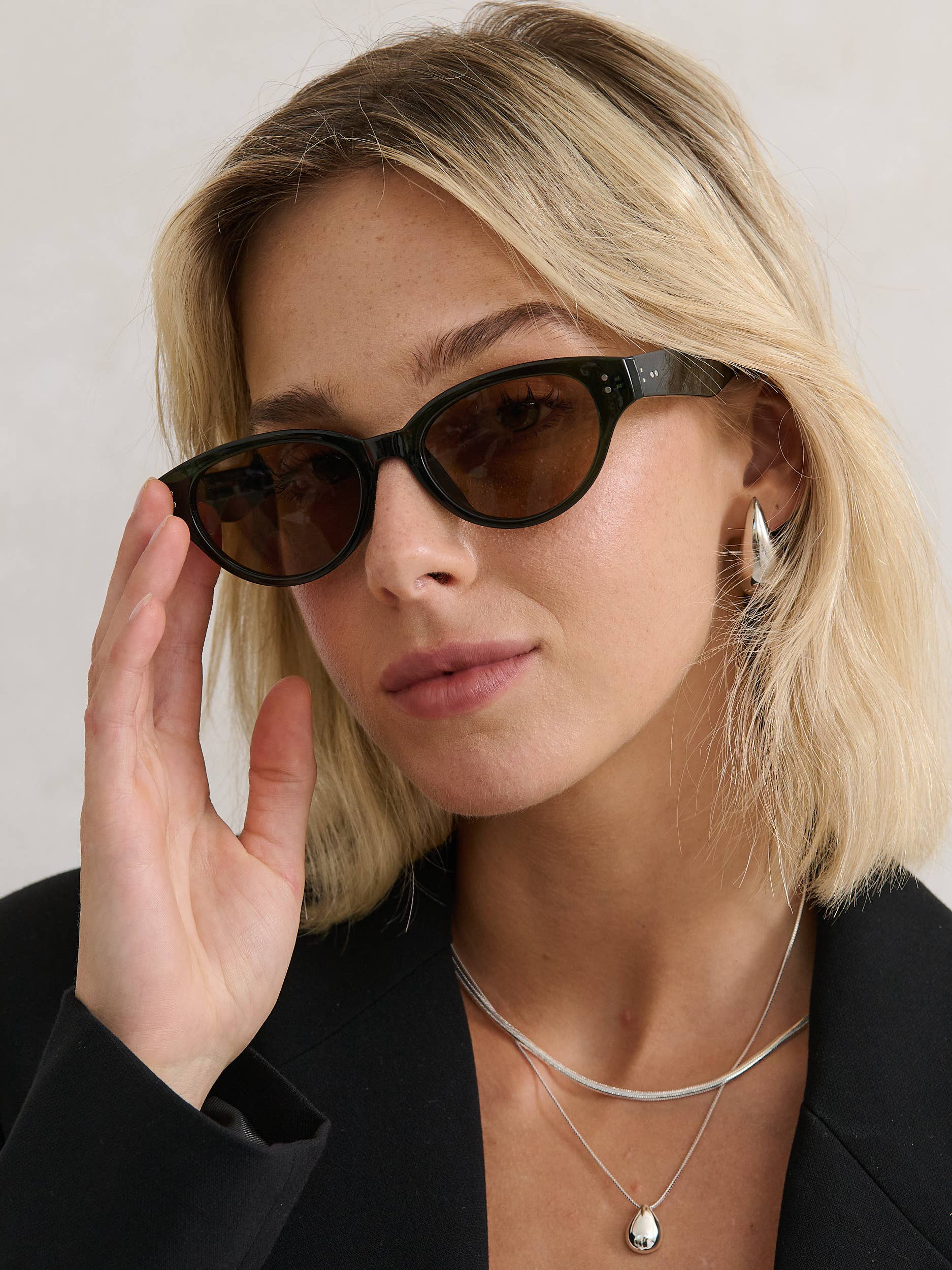 Megan Oval Frame Sunglasses in Green